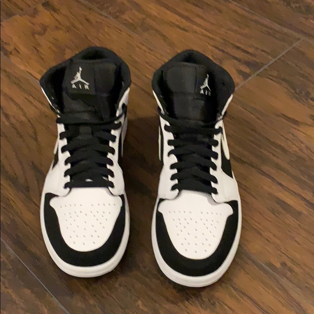 Air Jordan Retro 1 Mid Tuxedo